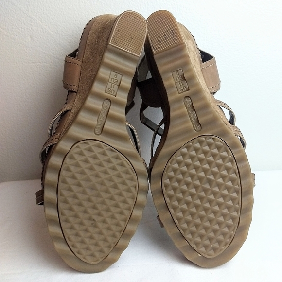 Aerosoles 'Cottontail' Tan Flower Embellished Faux Suede Covered Wedge Sandals - Picture 10 of 11